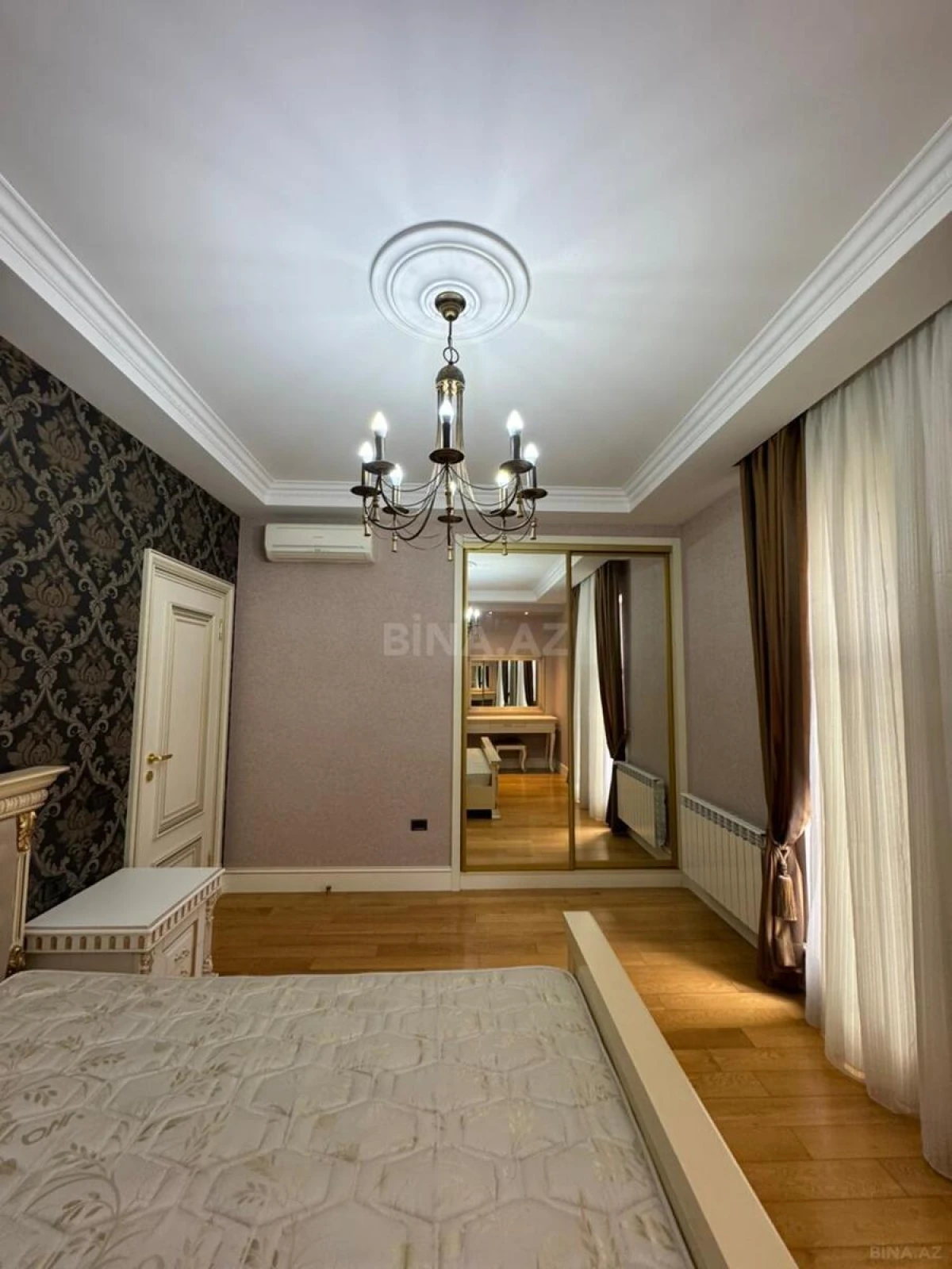 Satılır 4 otaqlı mənzil 200 m²