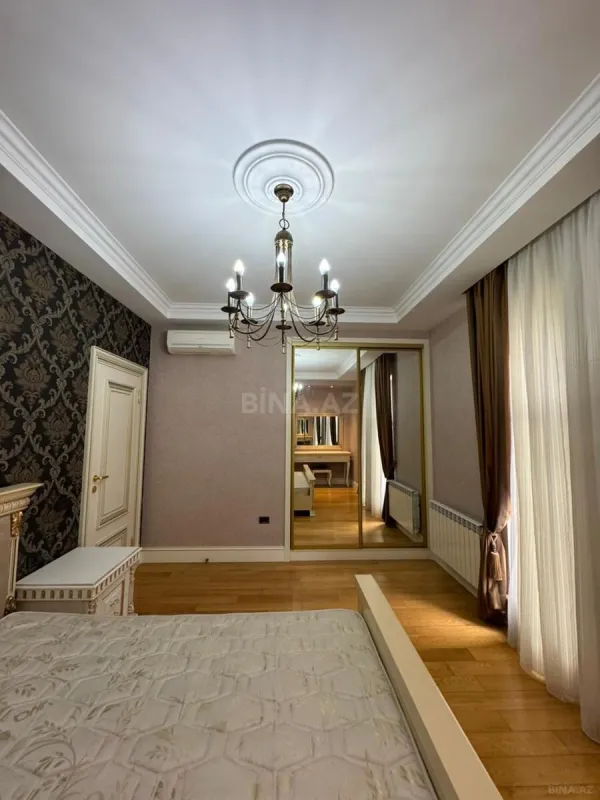 Satılır 4 otaqlı mənzil 200 m²