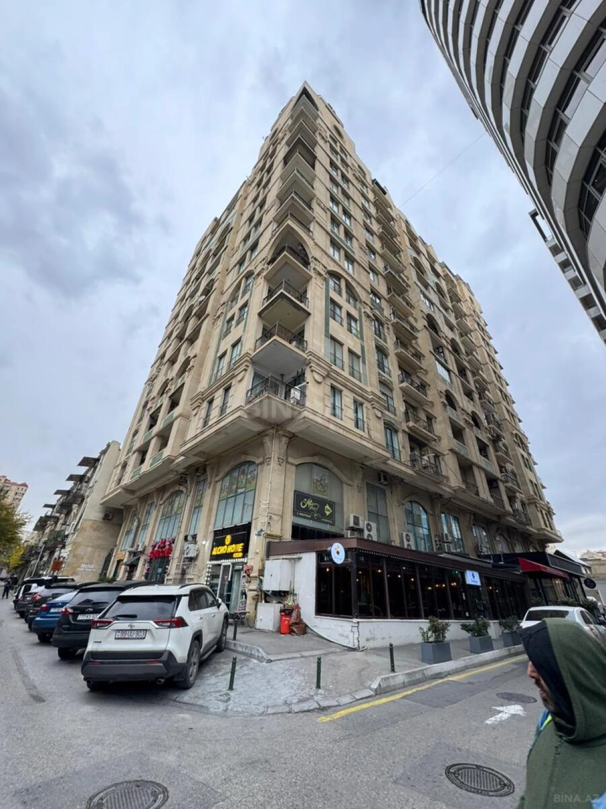 Satılır 4 otaqlı mənzil 200 m²