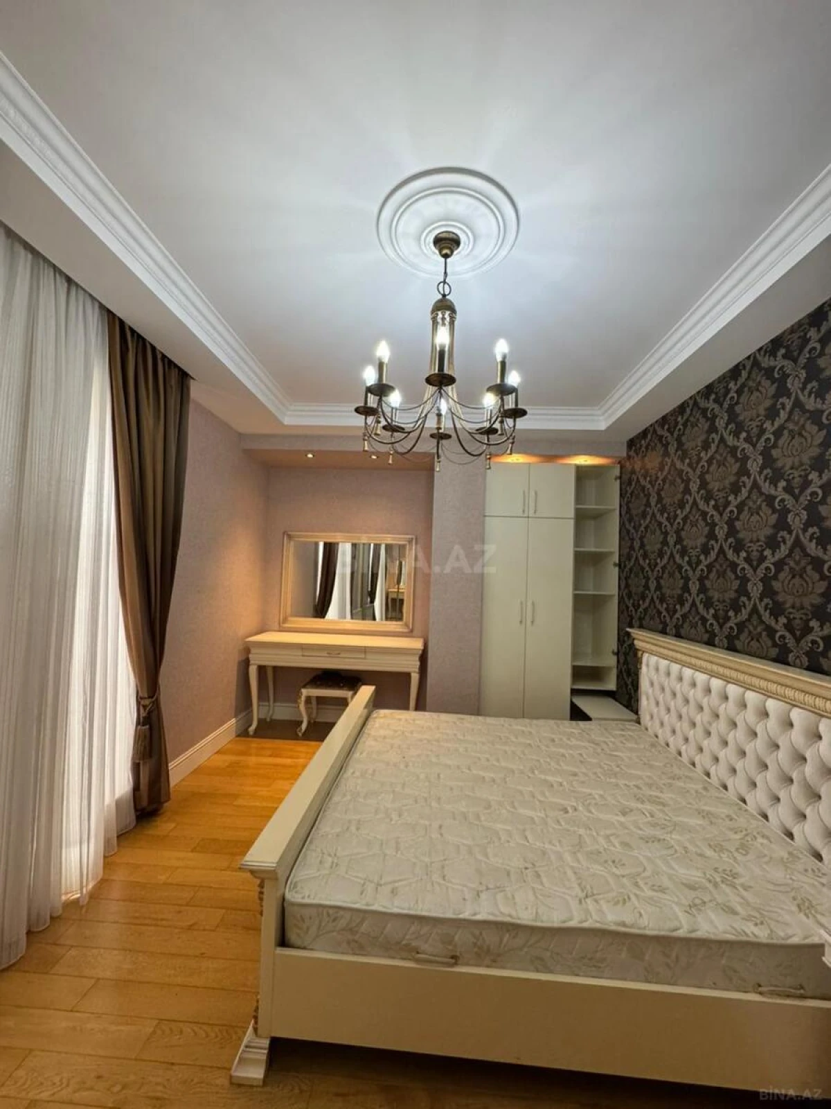 Satılır 4 otaqlı mənzil 200 m²