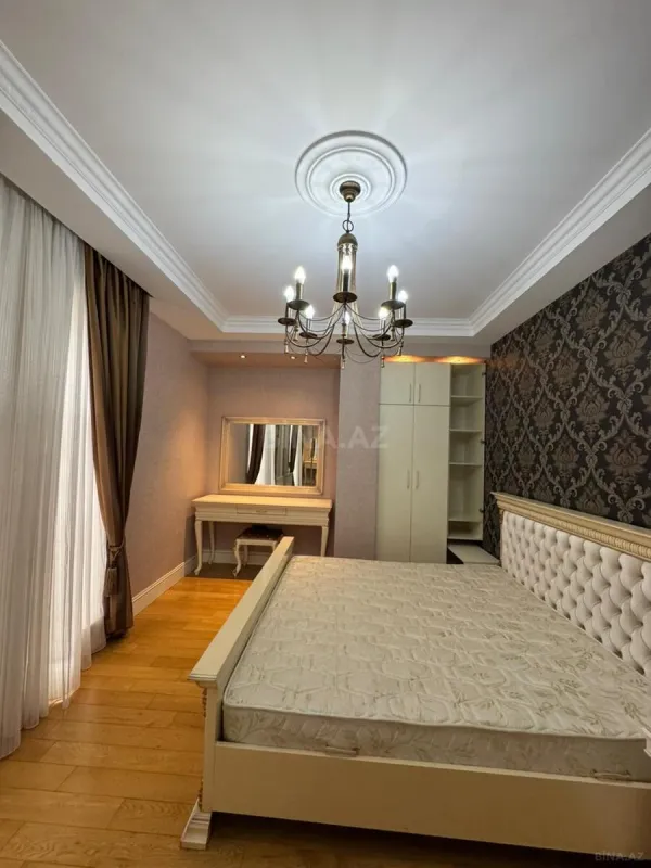 Satılır 4 otaqlı mənzil 200 m²