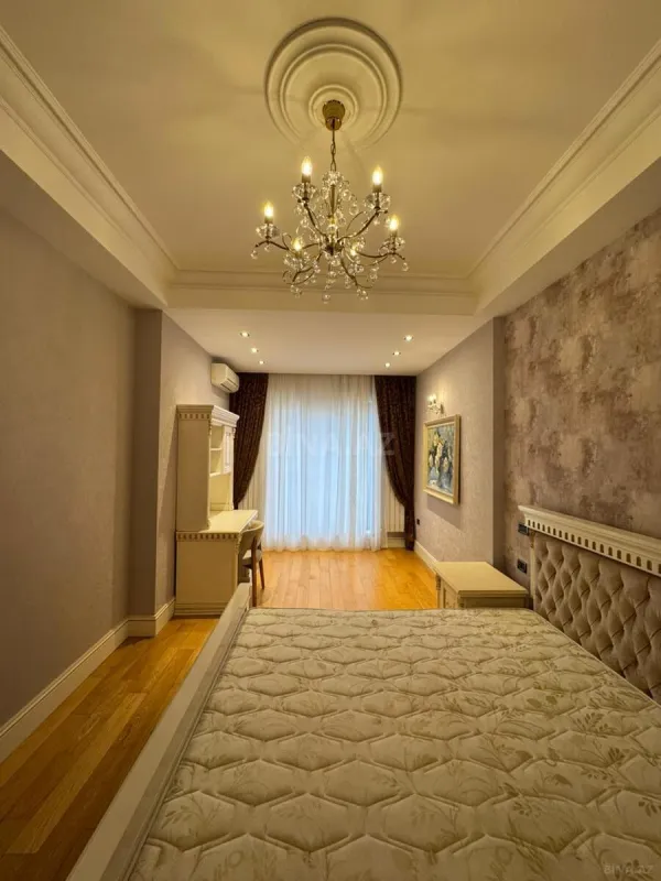 Satılır 4 otaqlı mənzil 200 m²