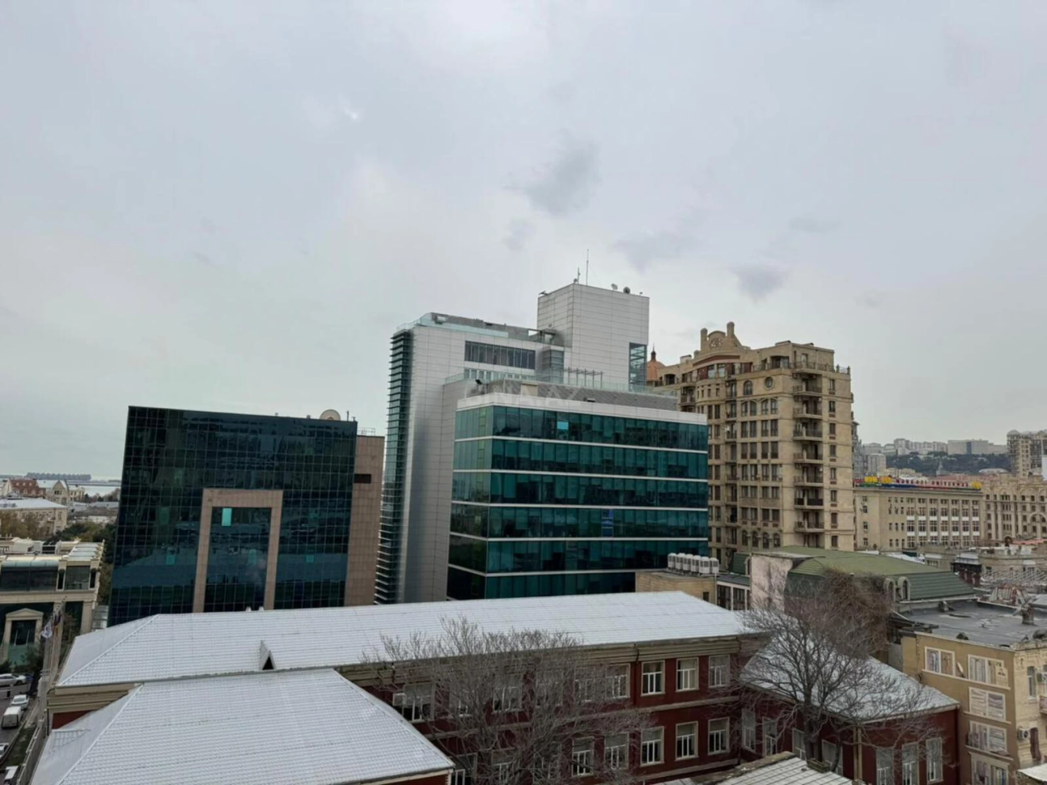 Satılır 4 otaqlı mənzil 200 m²