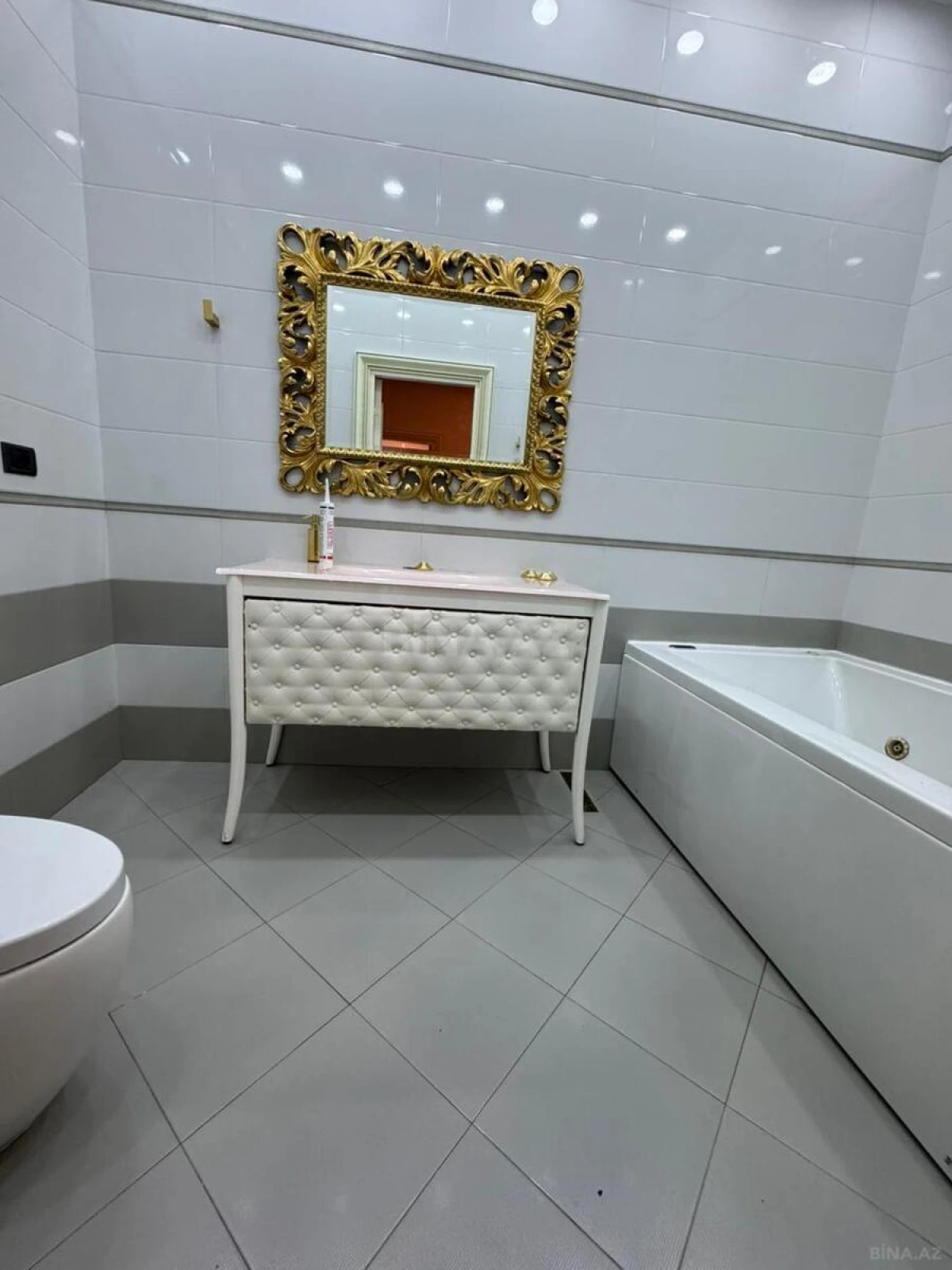 Satılır 4 otaqlı mənzil 200 m²