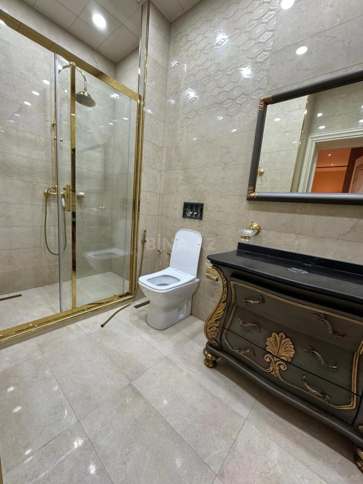 Satılır 4 otaqlı mənzil 200 m²