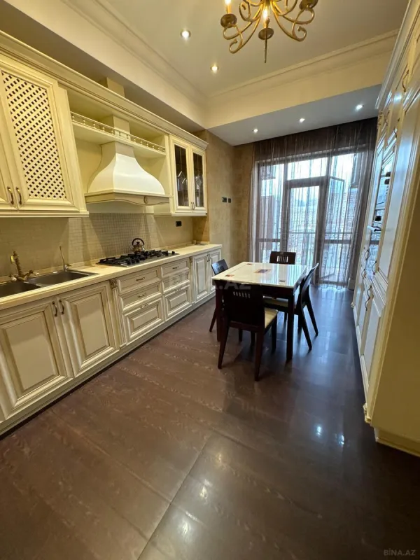 Satılır 4 otaqlı mənzil 200 m²