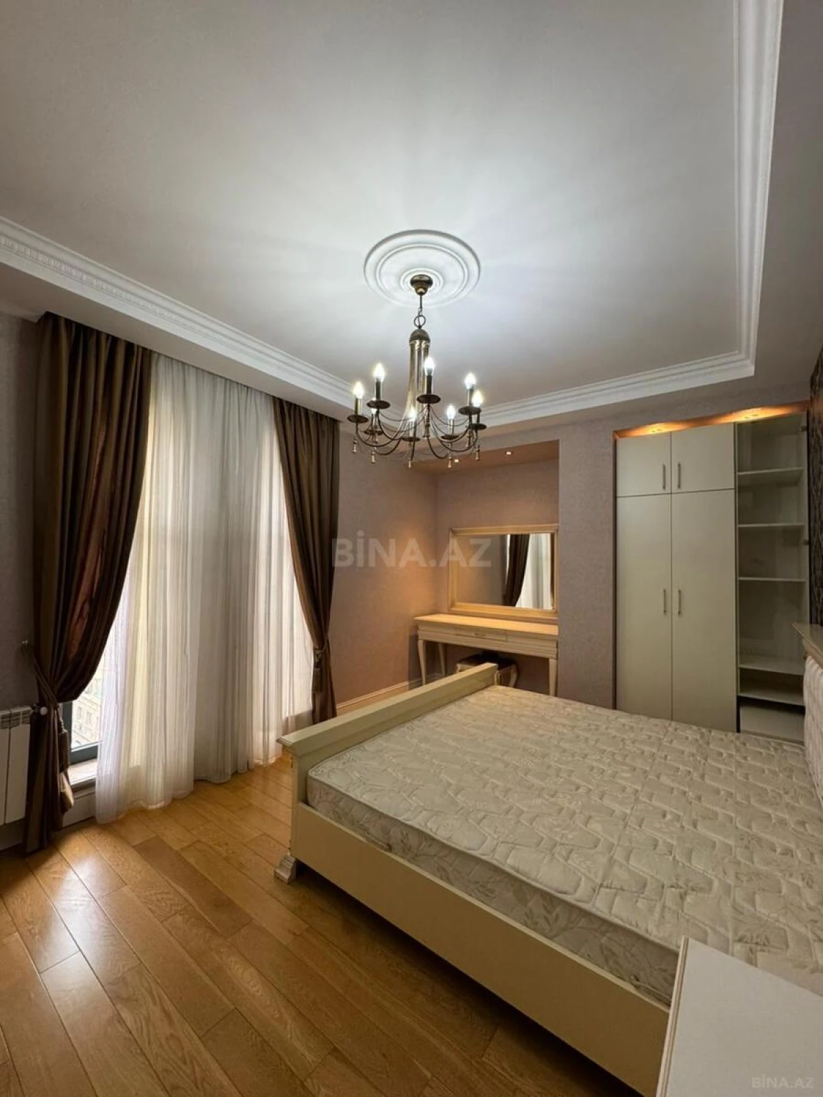 Satılır 4 otaqlı mənzil 200 m²