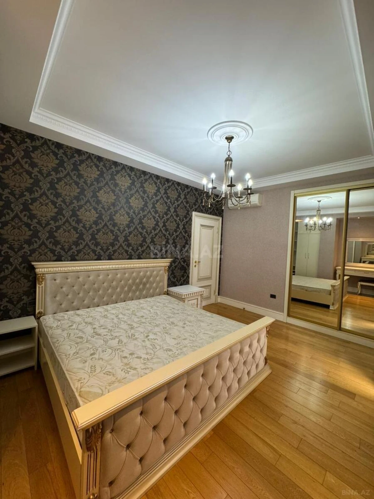 Satılır 4 otaqlı mənzil 200 m²
