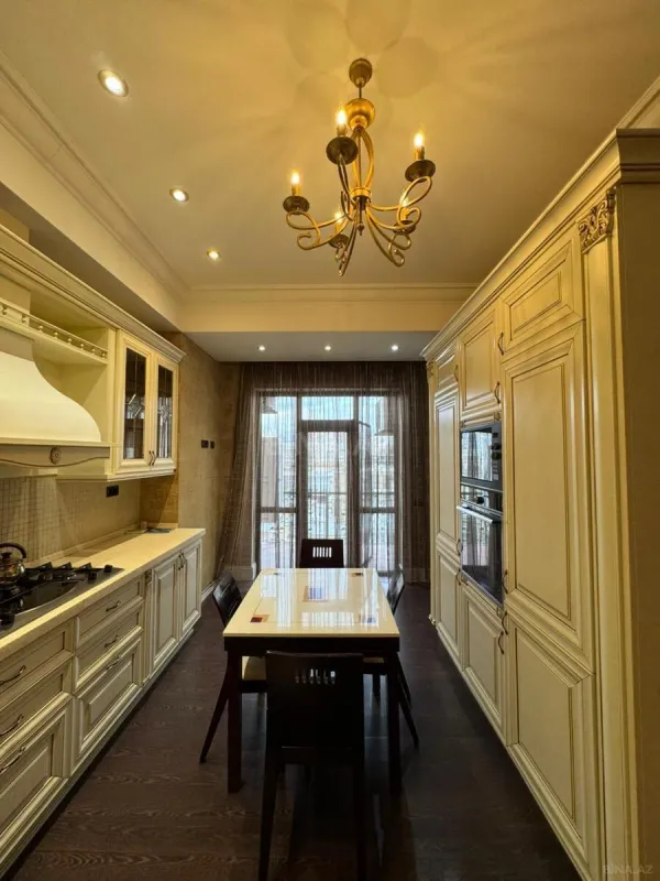 Satılır 4 otaqlı mənzil 200 m²