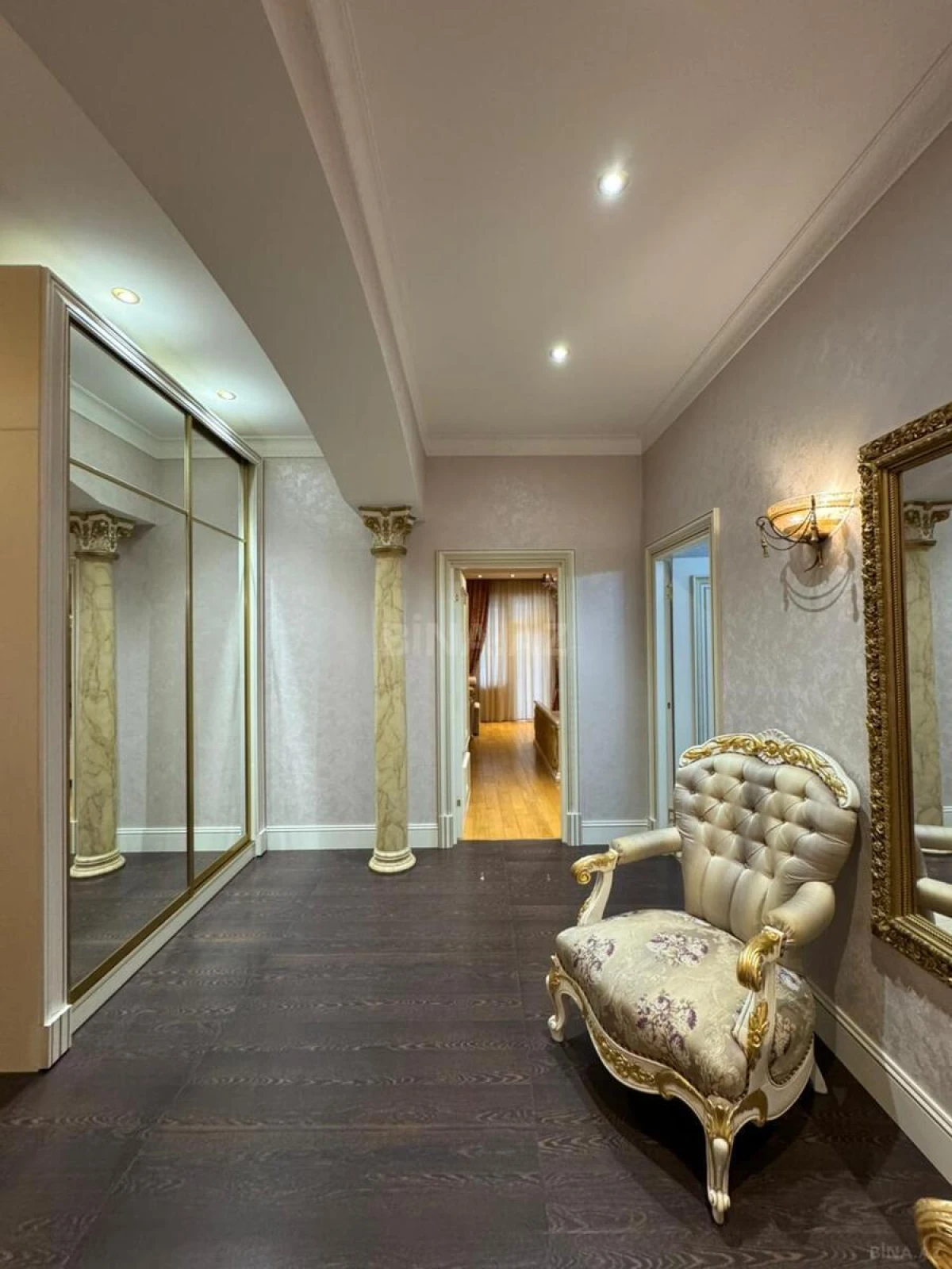 Satılır 4 otaqlı mənzil 200 m²