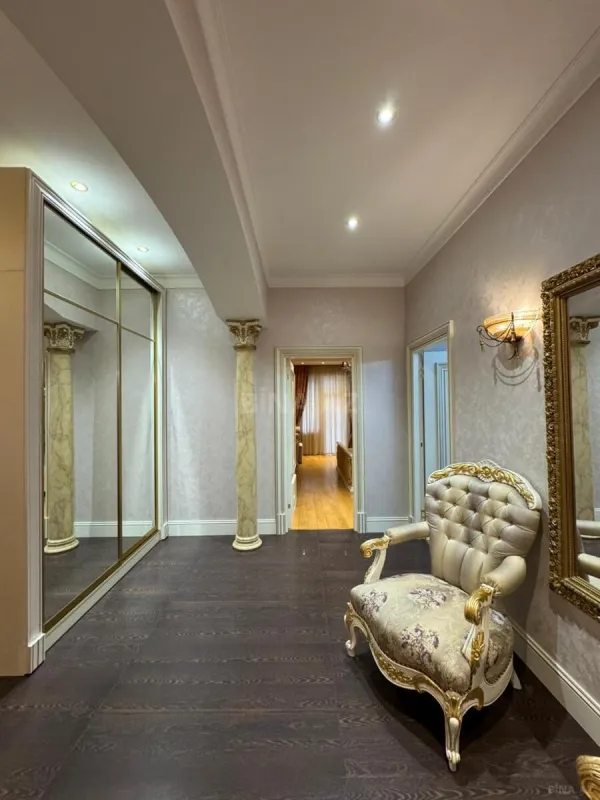 Satılır 4 otaqlı mənzil 200 m²