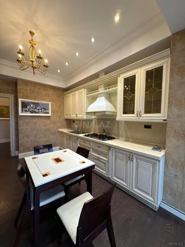 Satılır 4 otaqlı mənzil 200 m²