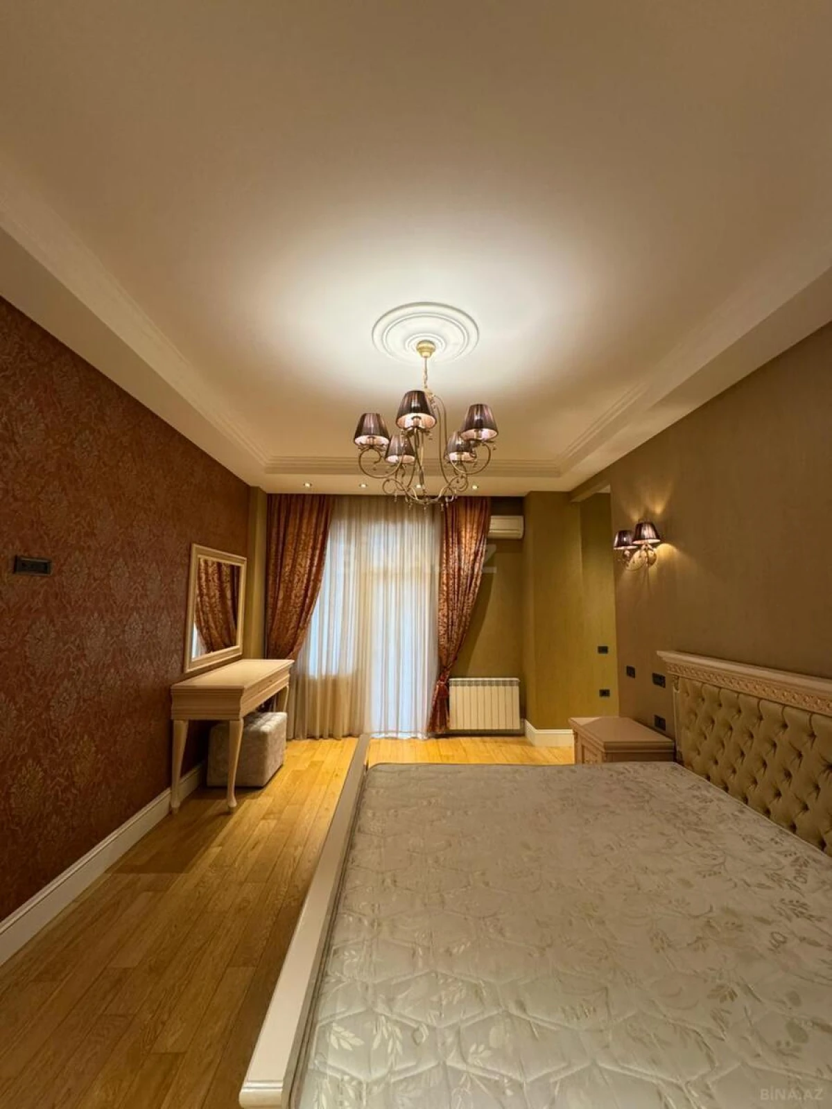 Satılır 4 otaqlı mənzil 200 m²