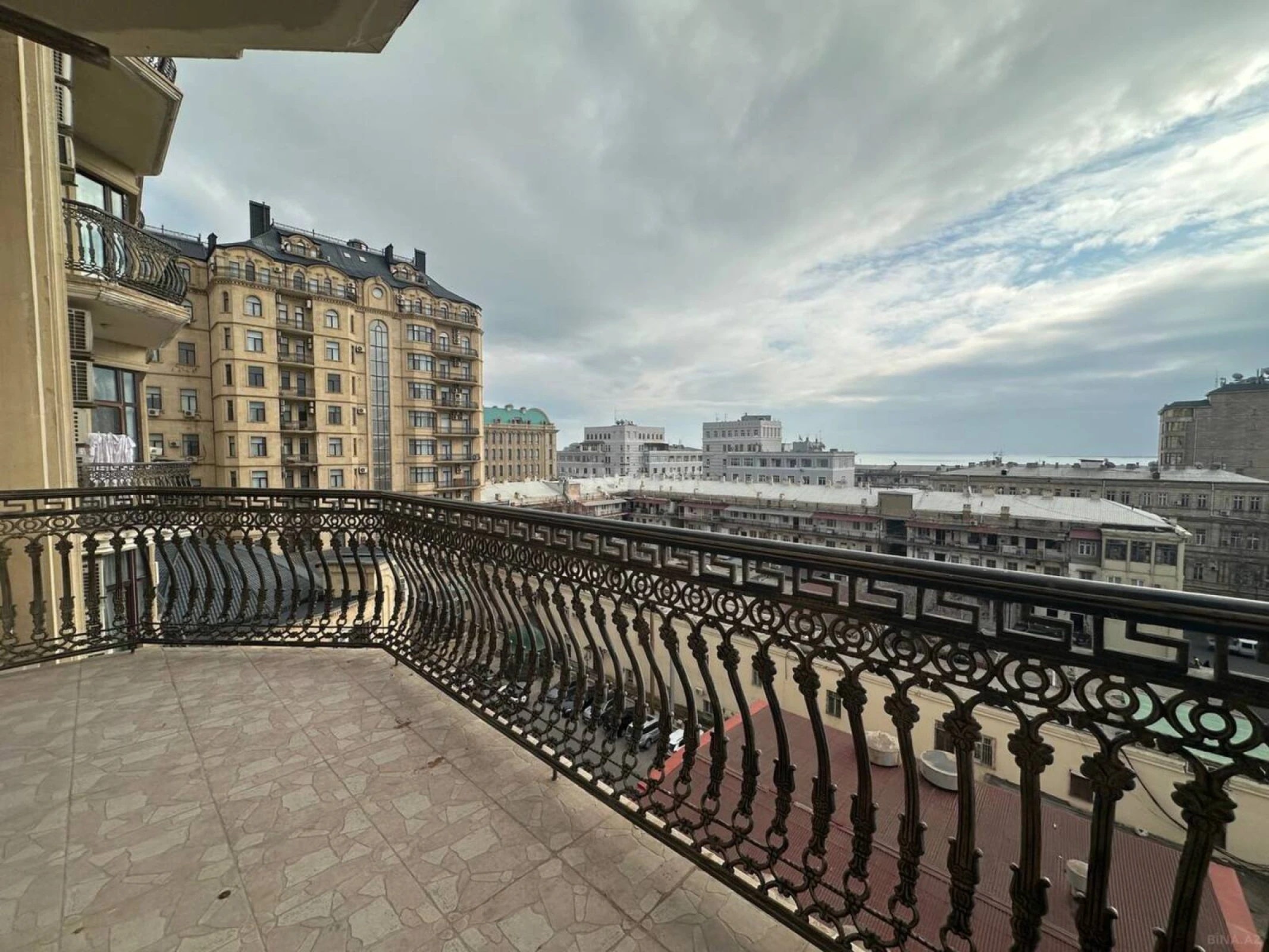 Satılır 3 otaqlı mənzil 138 m²