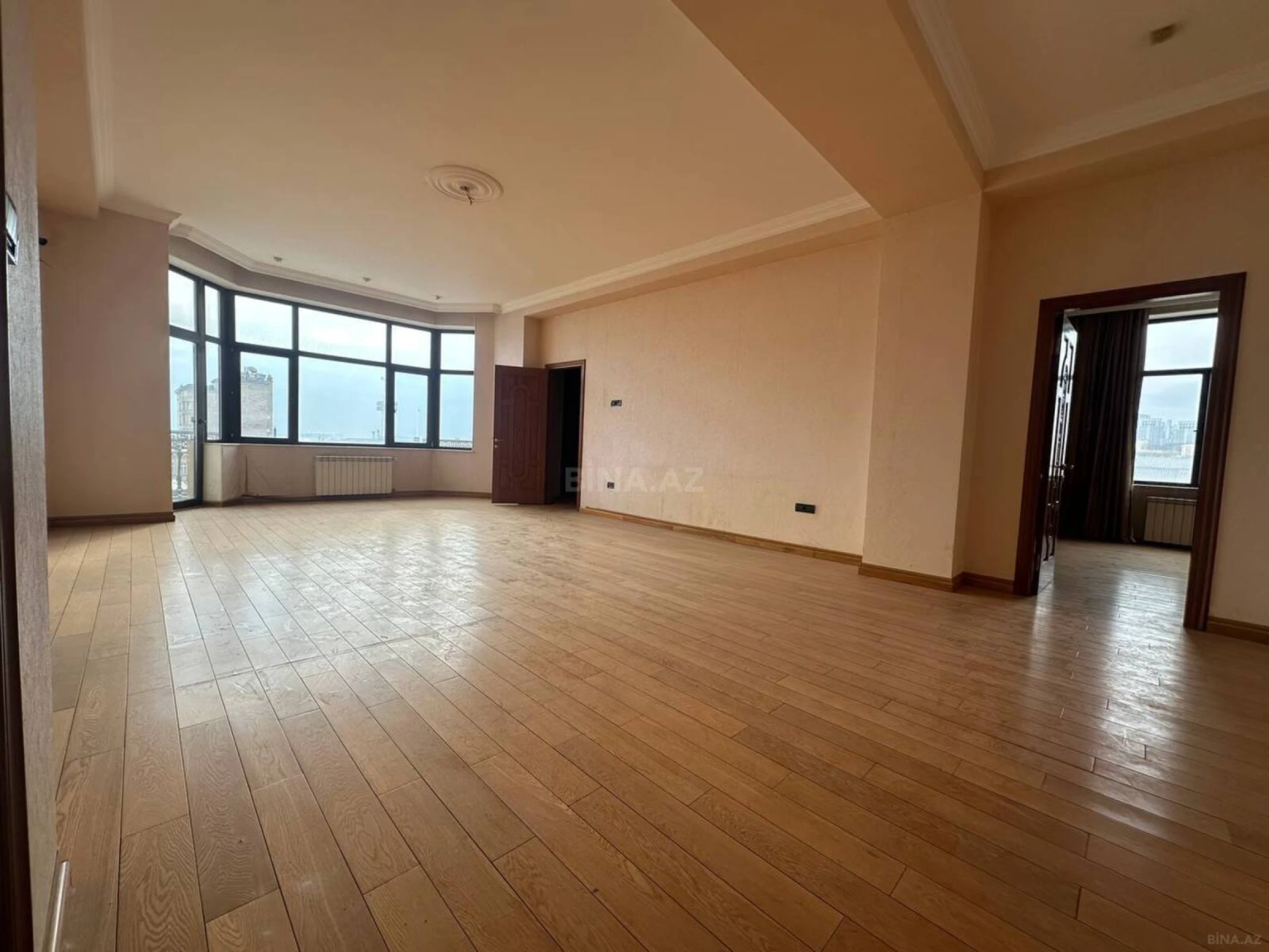 Satılır 3 otaqlı mənzil 138 m²