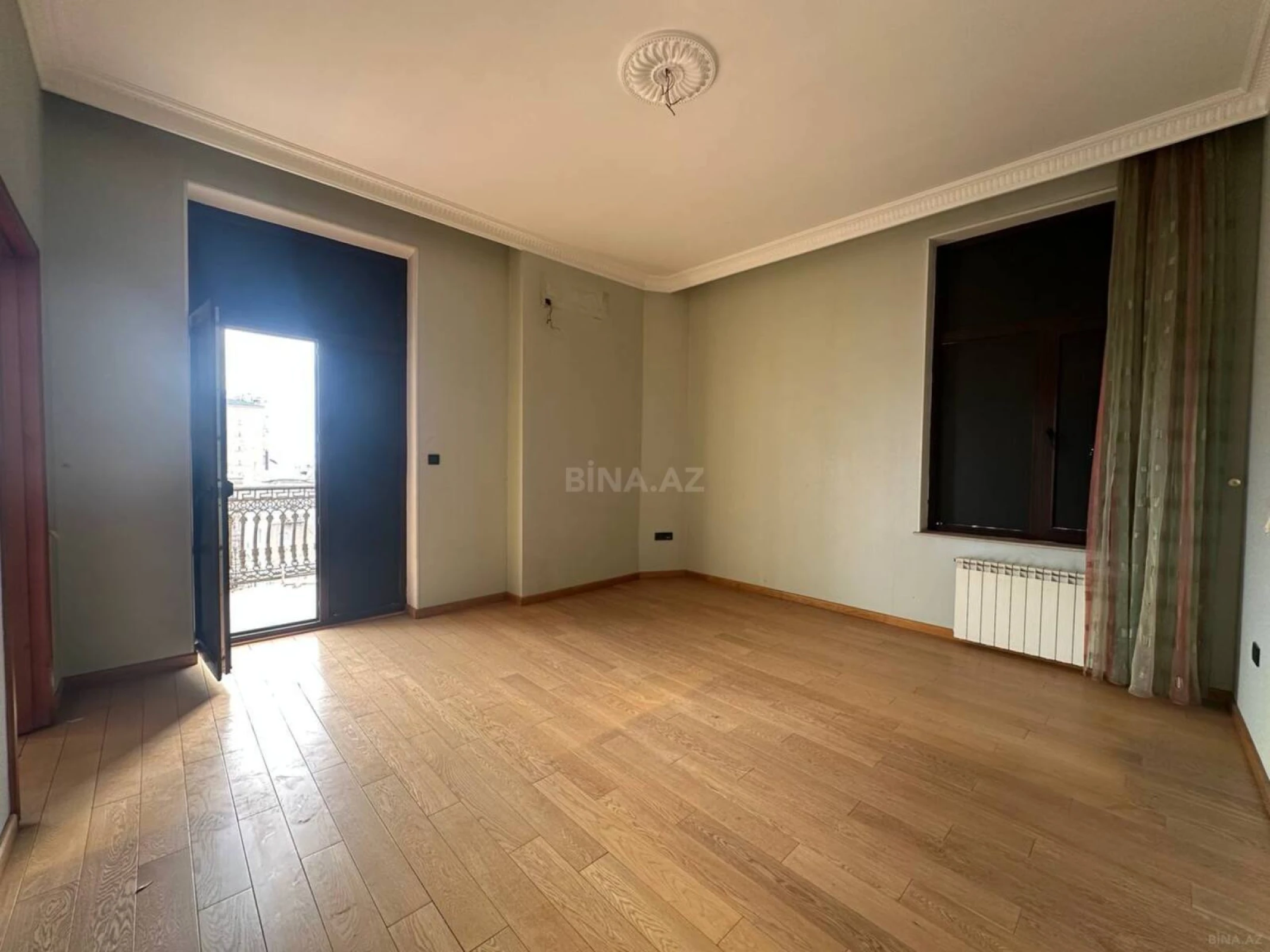 Satılır 3 otaqlı mənzil 138 m²