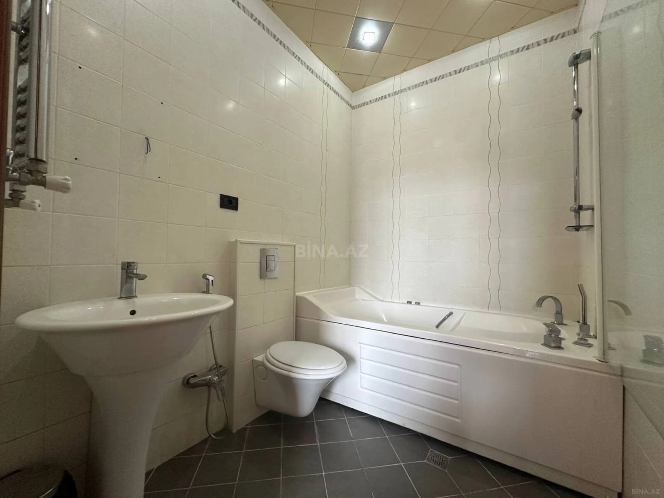 Satılır 3 otaqlı mənzil 138 m²