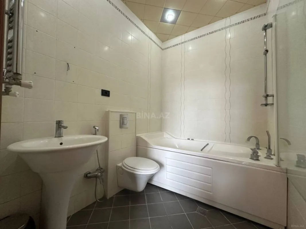 Satılır 3 otaqlı mənzil 138 m²