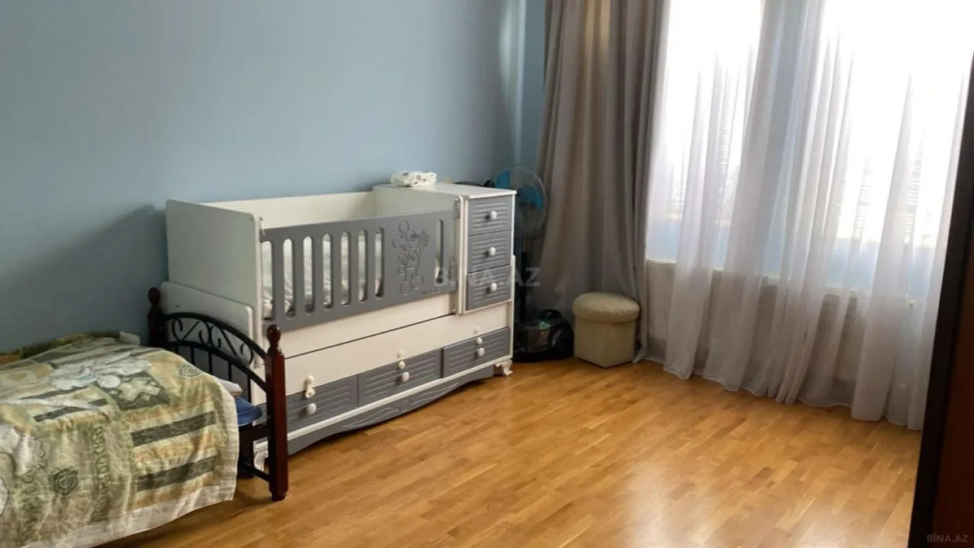 Satılır 5 otaqlı həyət evi 350 m²