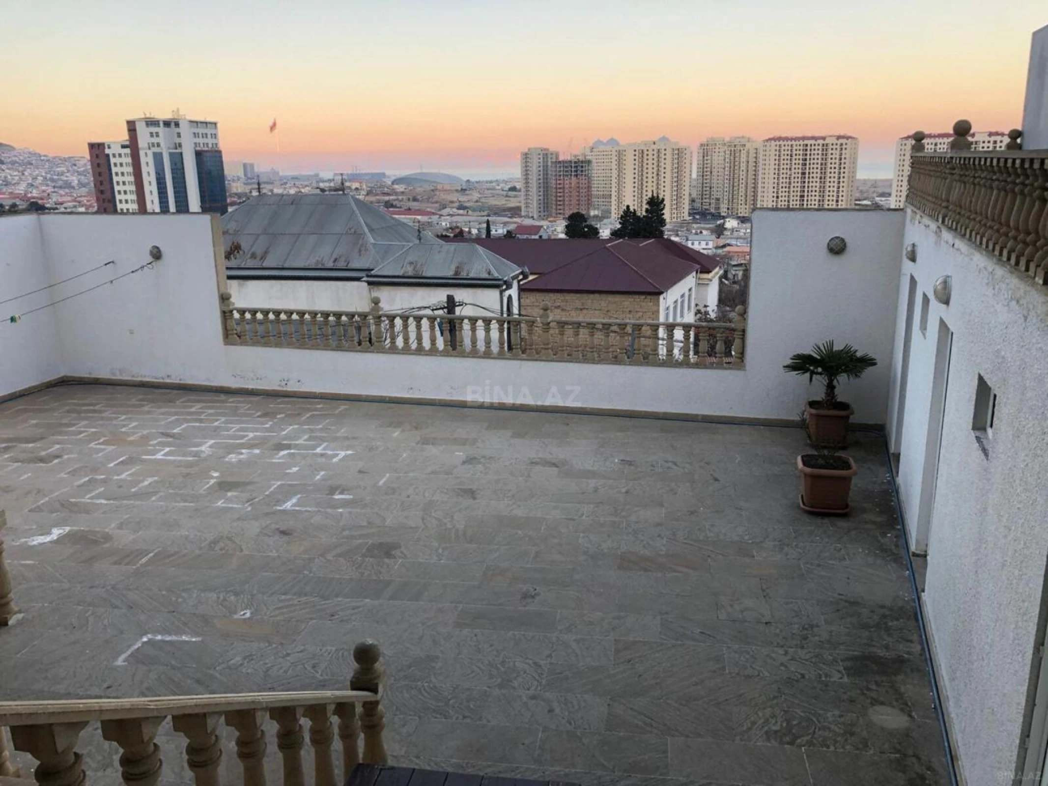 Satılır 5 otaqlı həyət evi 350 m²