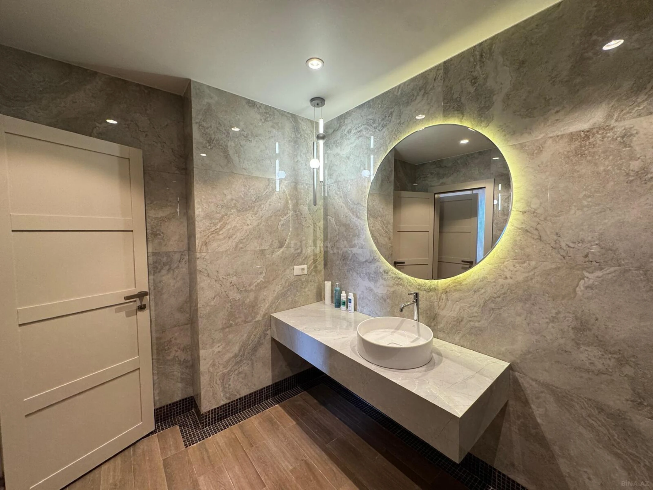 Satılır 2 otaqlı mənzil 117.5 m²