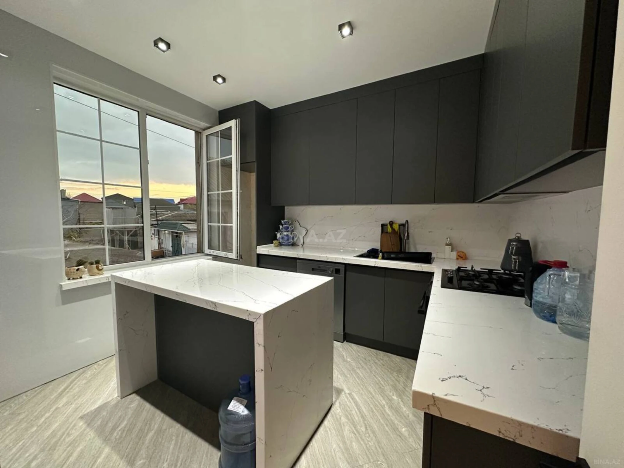 Satılır 6 otaqlı həyət evi 400 m²