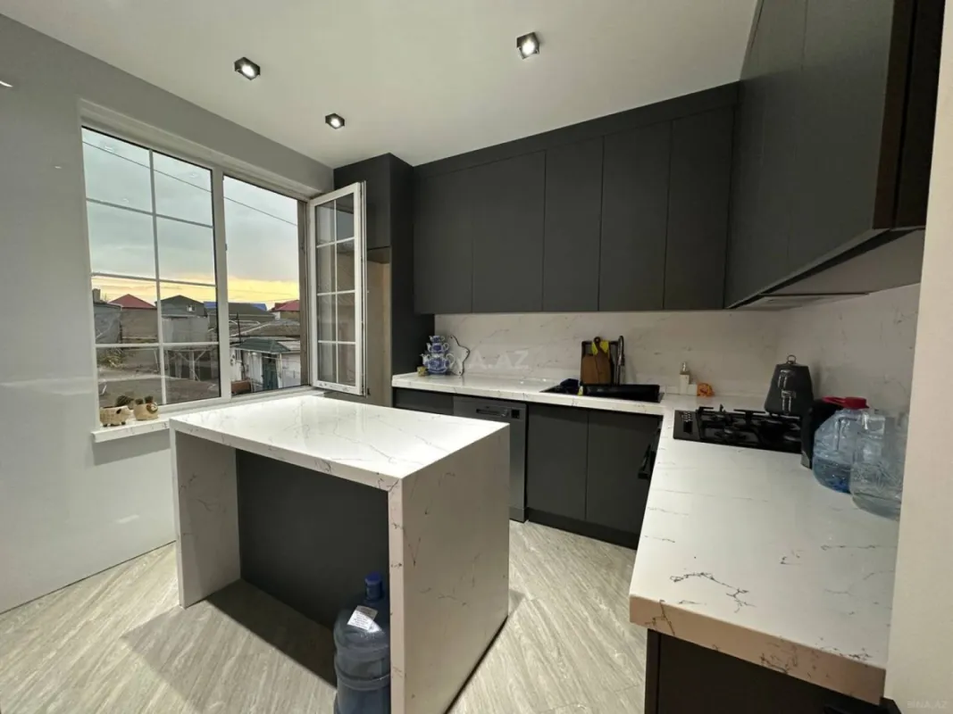 Satılır 6 otaqlı həyət evi 400 m²