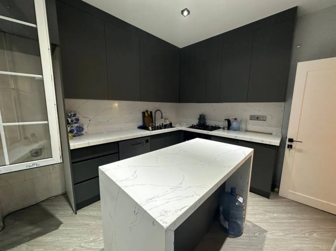 Satılır 6 otaqlı həyət evi 400 m²