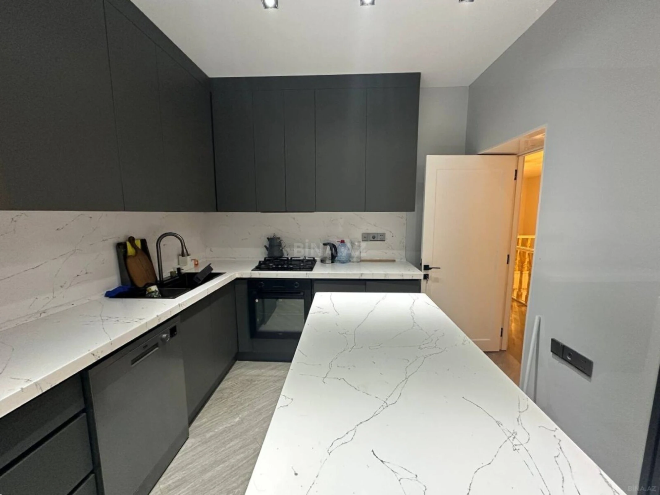 Satılır 6 otaqlı həyət evi 400 m²