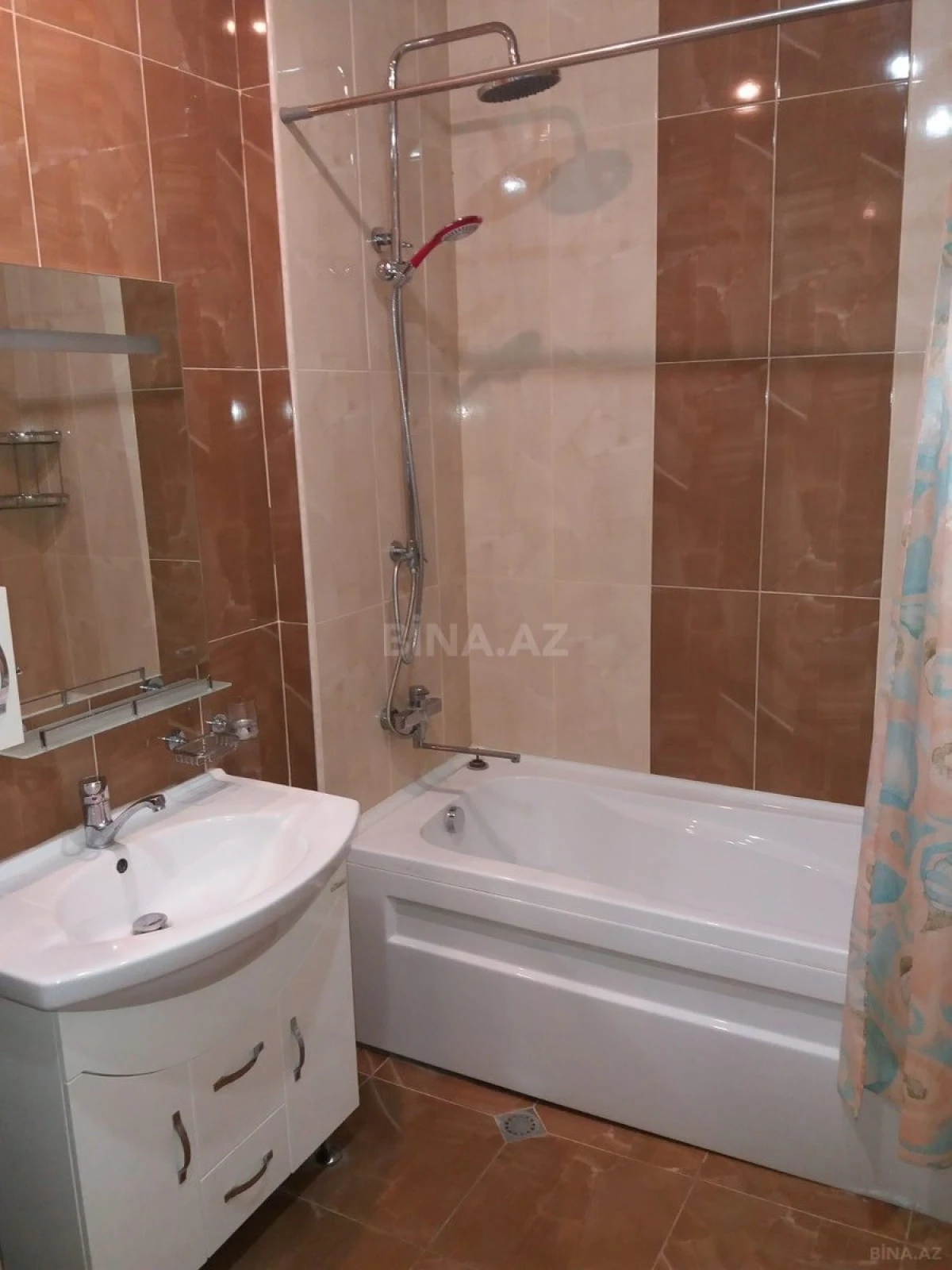 Satılır 3 otaqlı mənzil 137 m²