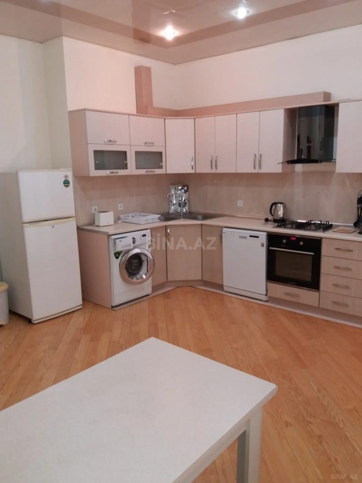 Satılır 3 otaqlı mənzil 137 m²