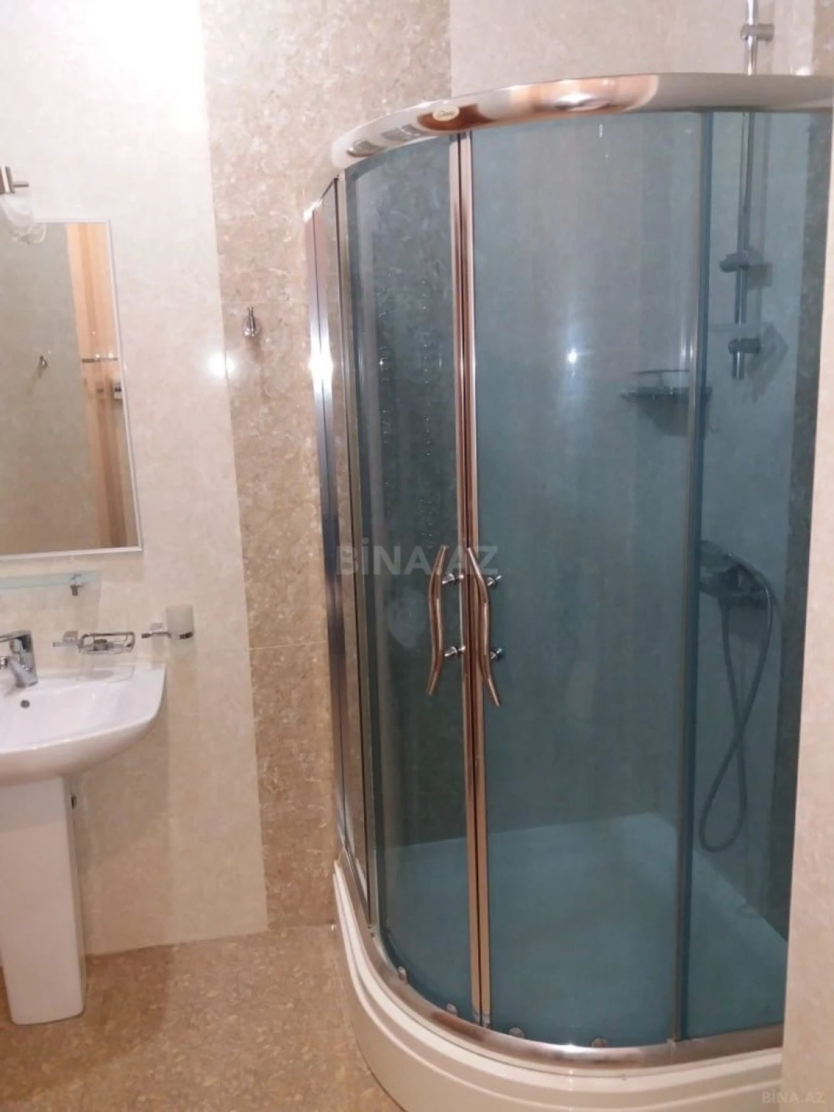 Satılır 3 otaqlı mənzil 137 m²