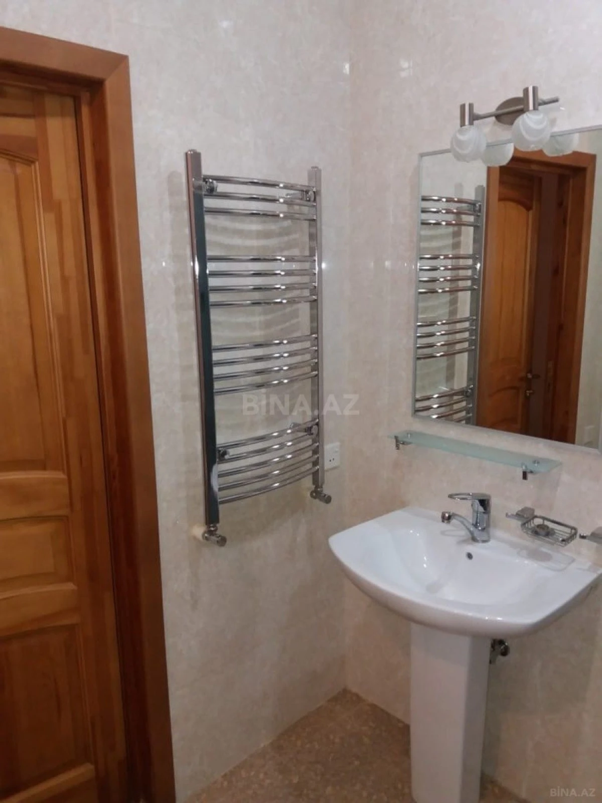 Satılır 3 otaqlı mənzil 137 m²