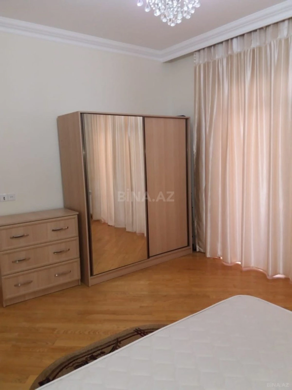 Satılır 3 otaqlı mənzil 137 m²
