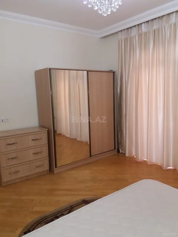 Satılır 3 otaqlı mənzil 137 m²