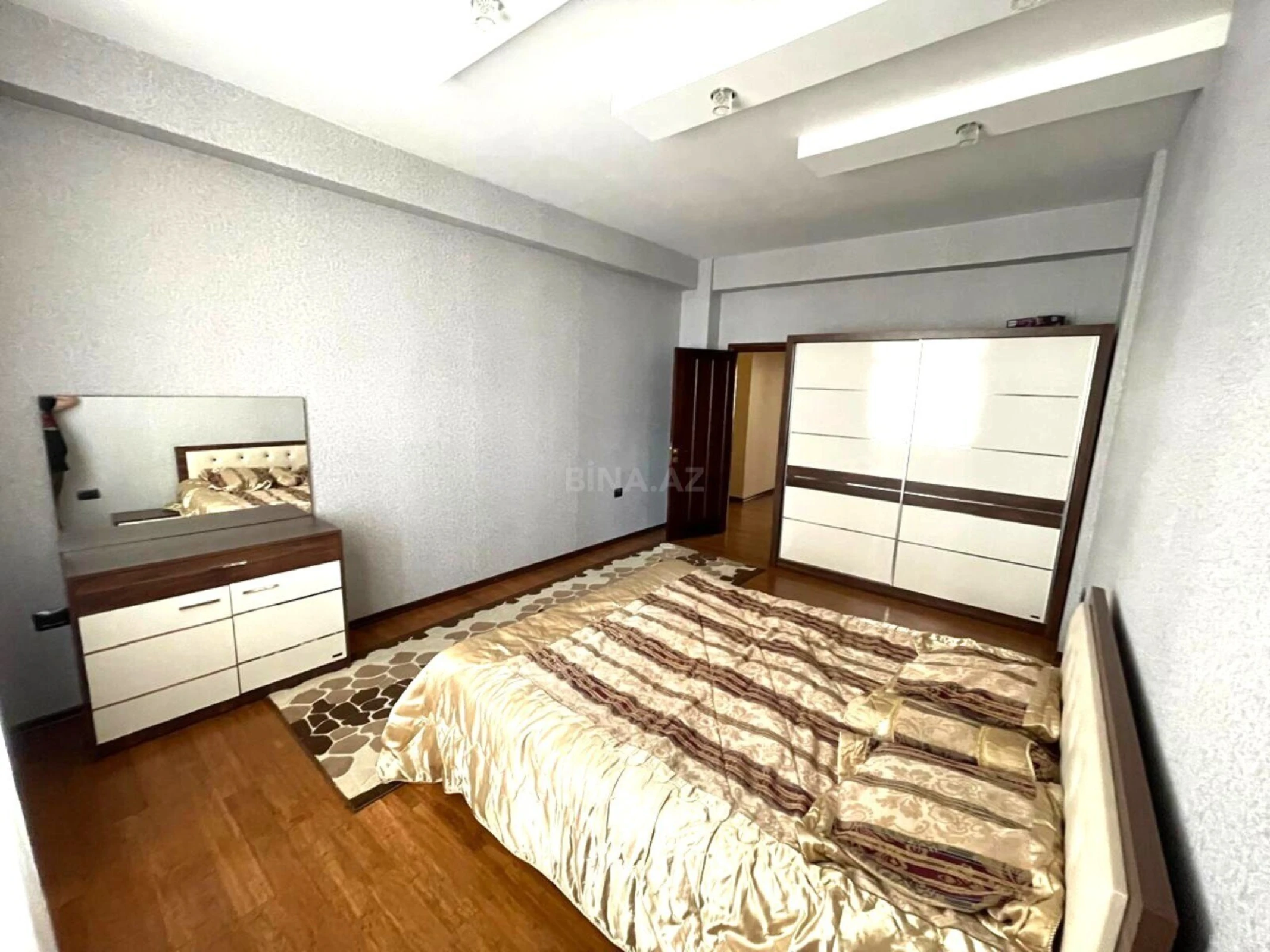 Kirayə verilir 3 otaqlı mənzil 155 m²