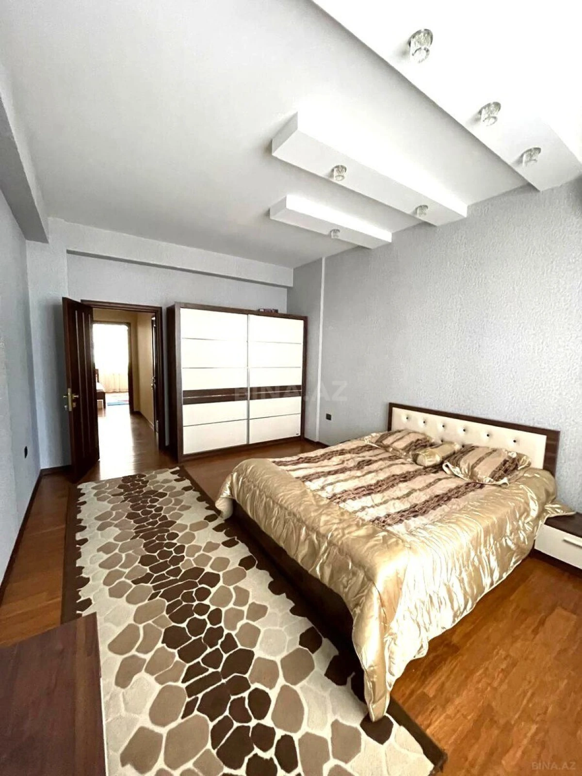 Kirayə verilir 3 otaqlı mənzil 155 m²