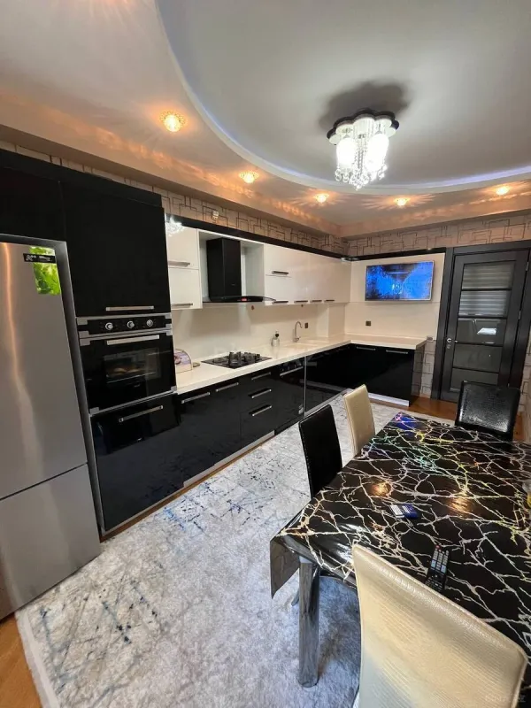 Kirayə verilir 4 otaqlı mənzil 150 m²