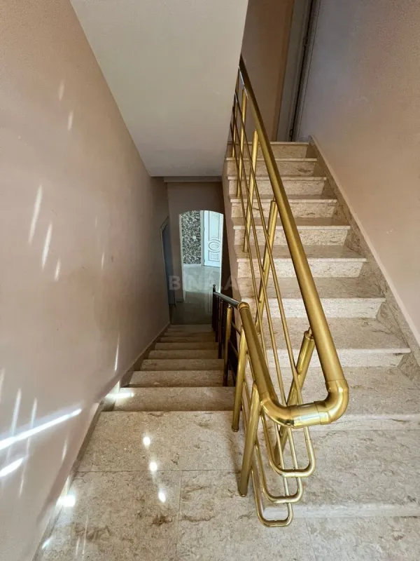 Satılır 7 otaqlı həyət evi 300 m²