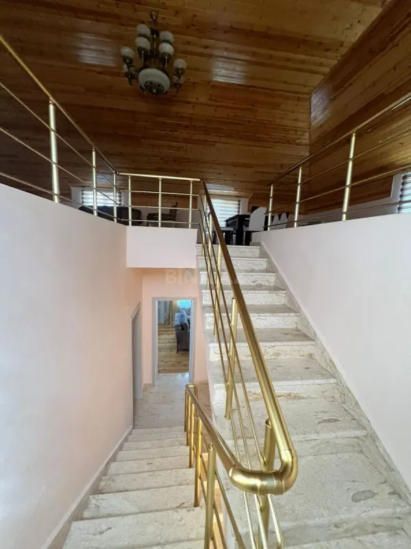 Satılır 7 otaqlı həyət evi 300 m²