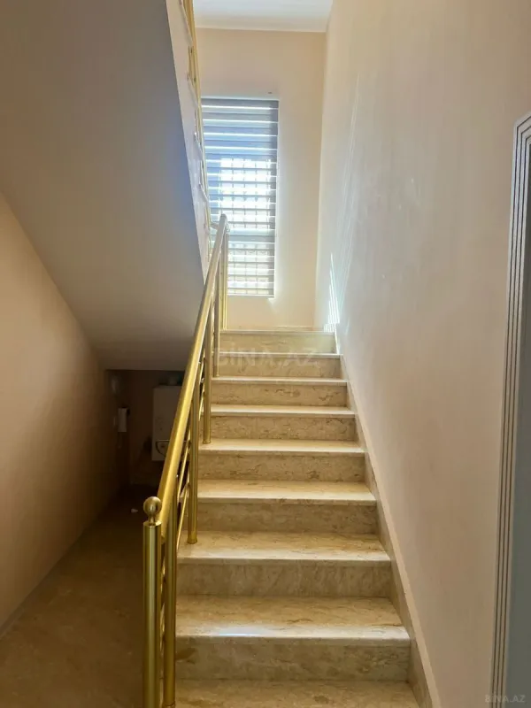 Satılır 7 otaqlı həyət evi 300 m²