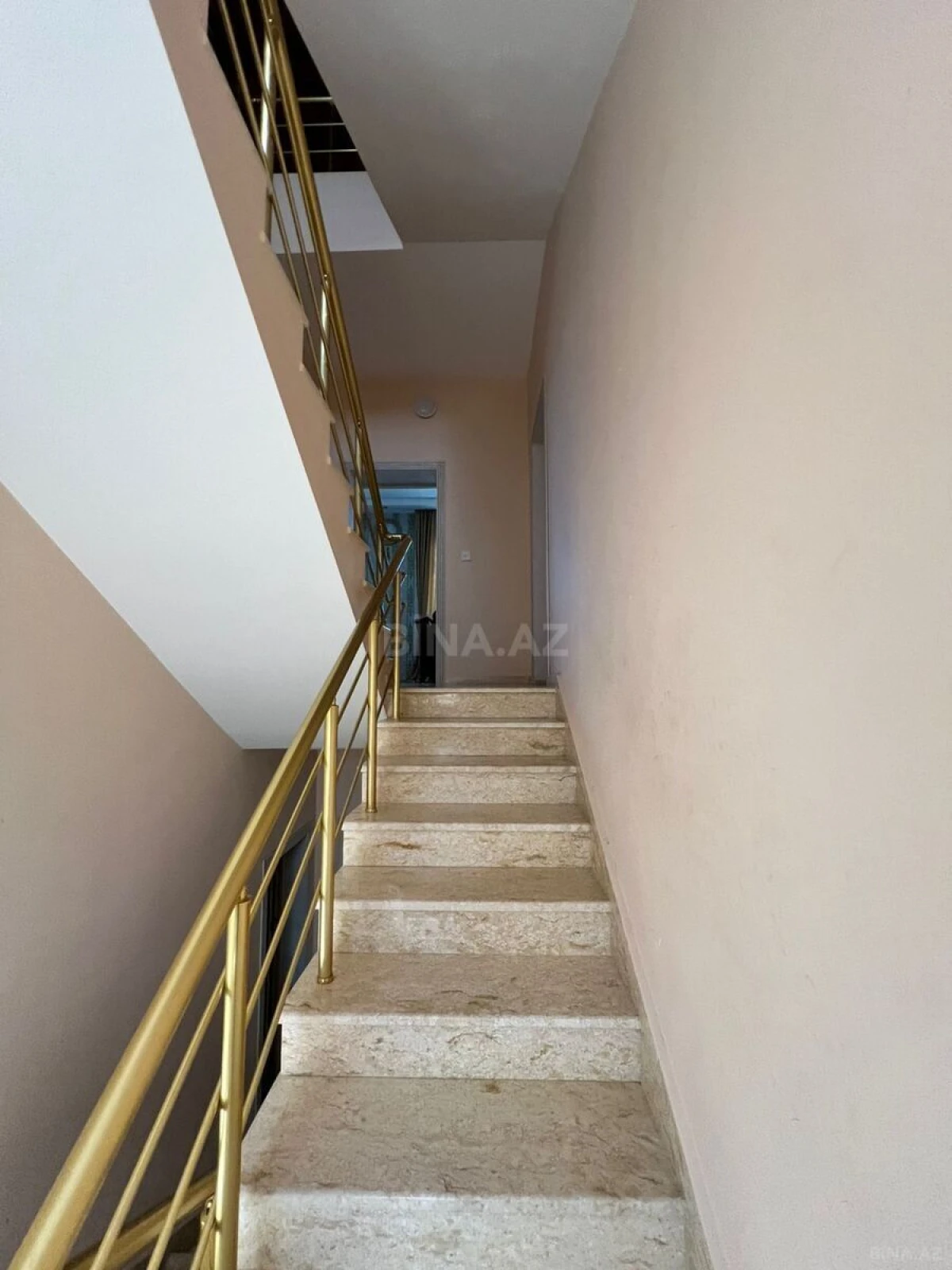 Satılır 7 otaqlı həyət evi 300 m²