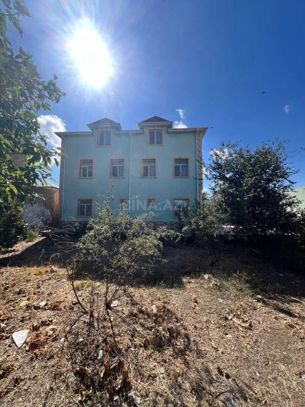 Satılır 7 otaqlı həyət evi 300 m²