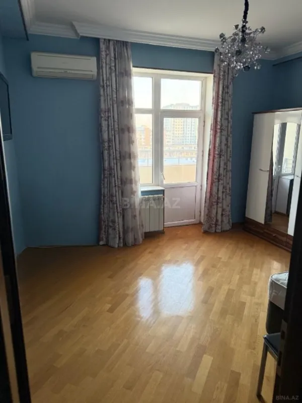 Satılır 4 otaqlı mənzil 169 m²