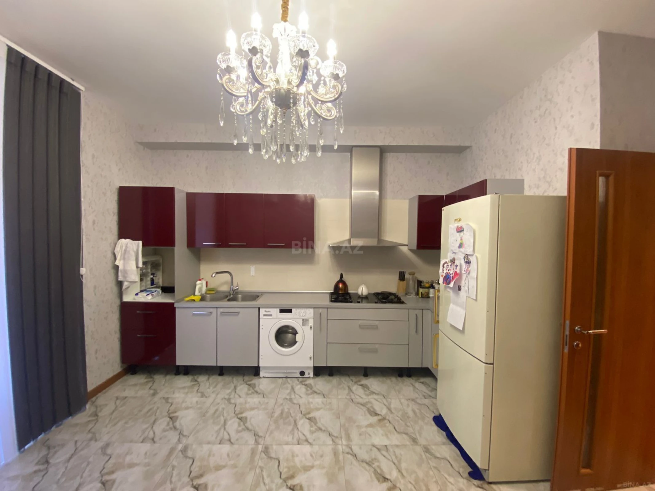 Satılır 4 otaqlı mənzil 175 m²