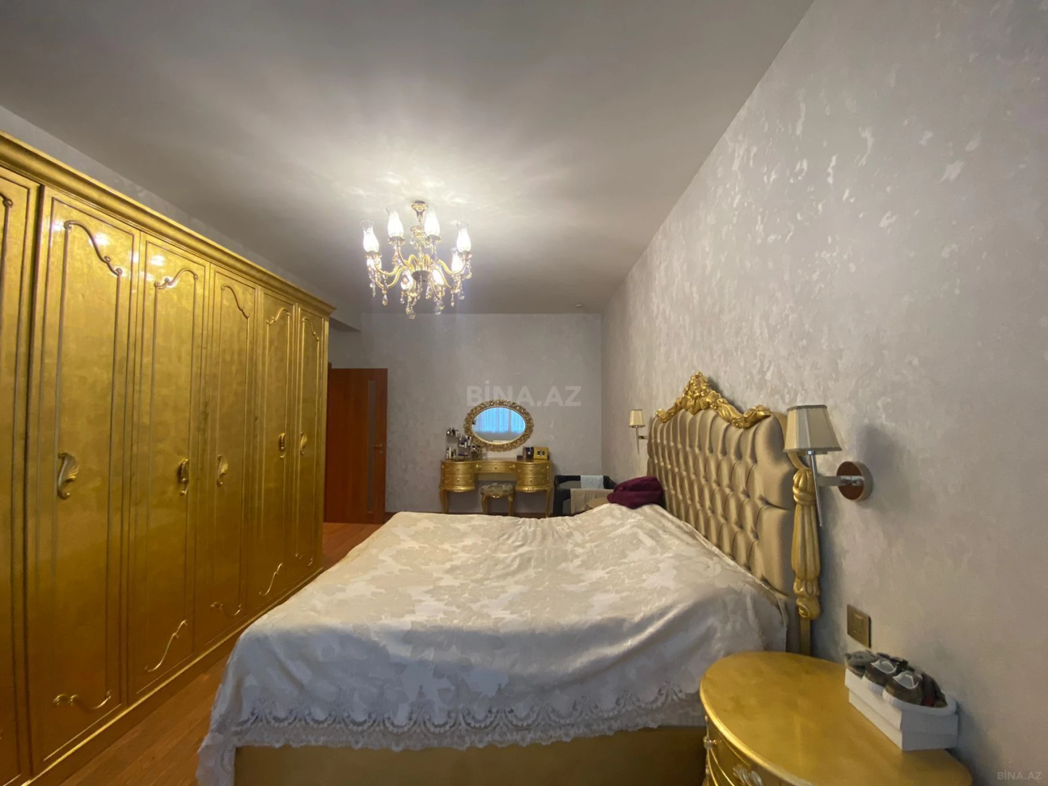 Satılır 4 otaqlı mənzil 175 m²