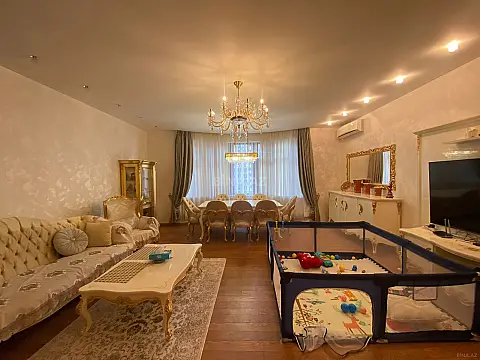 Satılır 4 otaqlı mənzil 175 m²