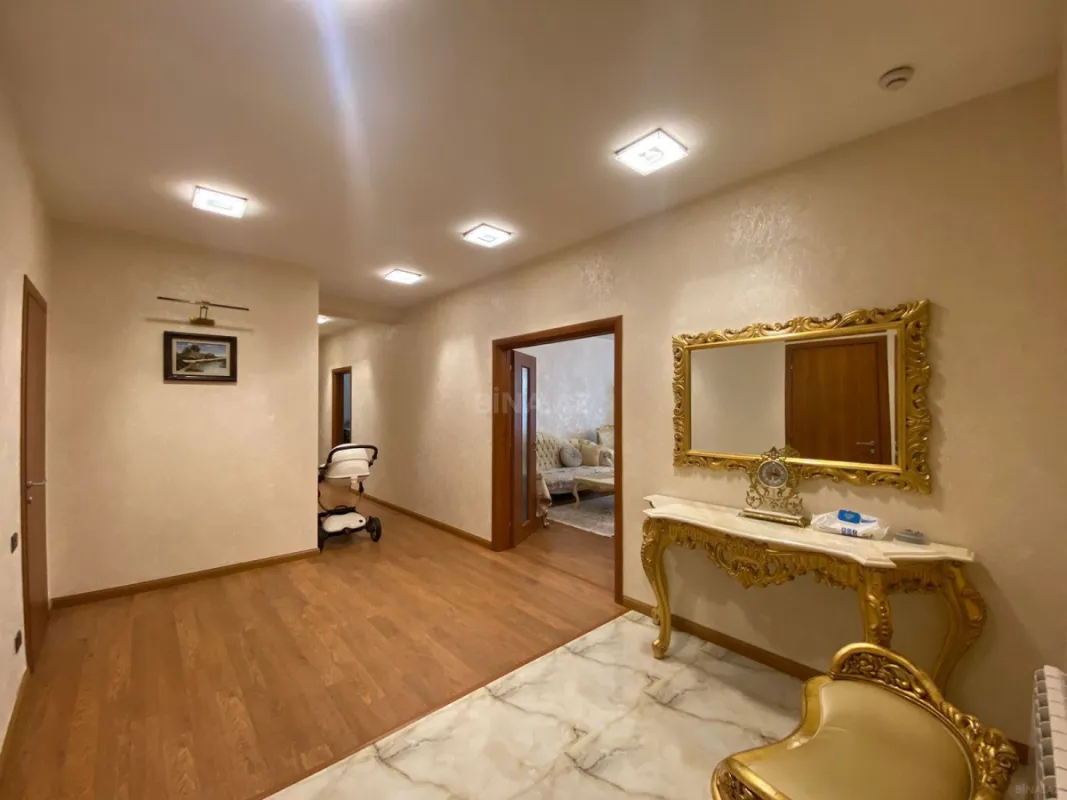 Satılır 4 otaqlı mənzil 175 m²