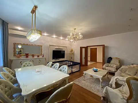 Satılır 4 otaqlı mənzil 175 m²