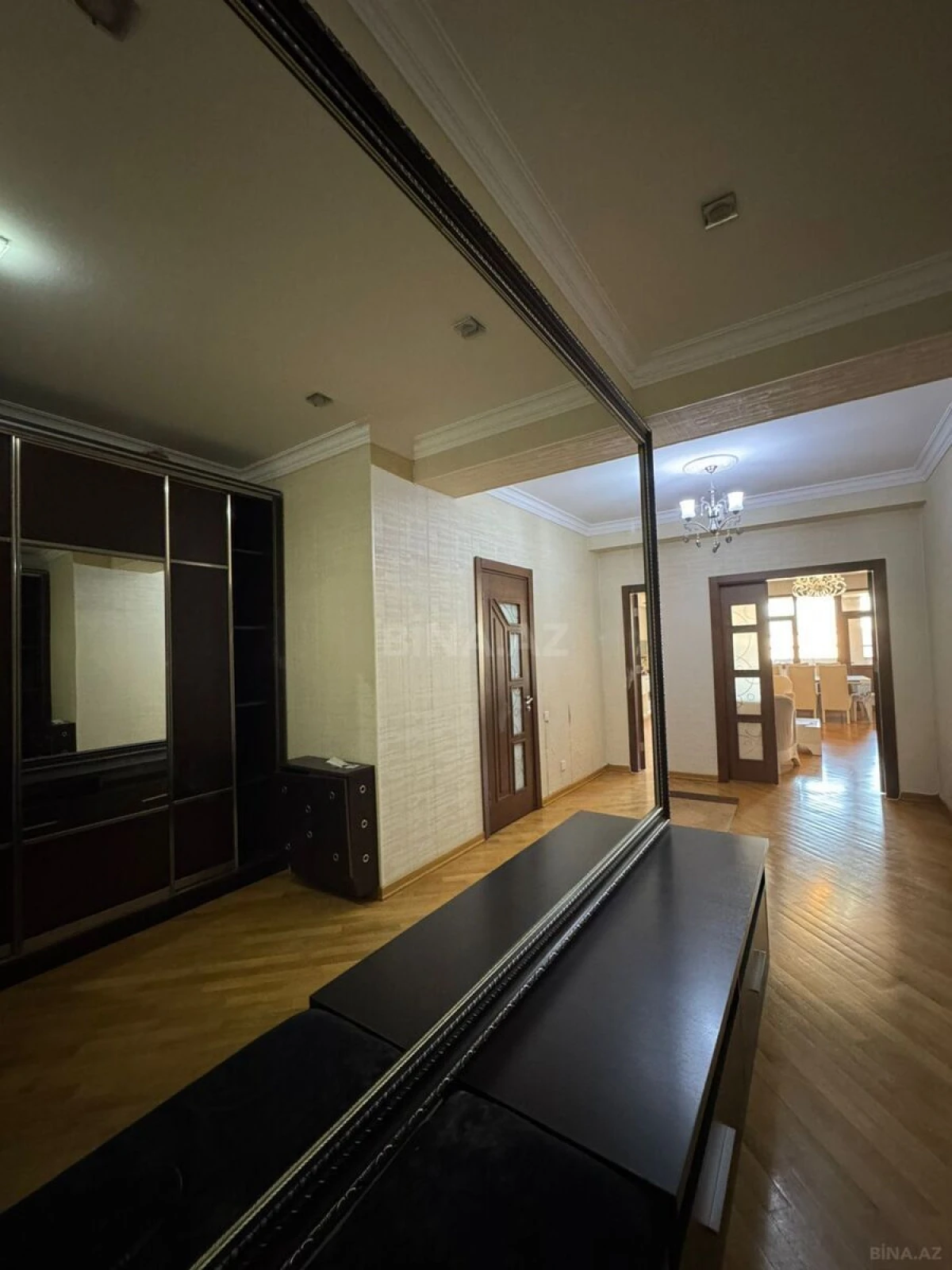 Satılır 4 otaqlı mənzil 171 m²